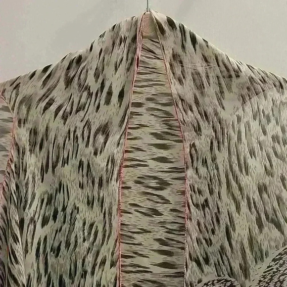 Sheer printed vest. - Picture 2 of 4